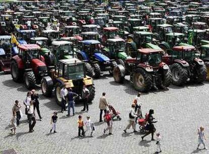 Varios tractores esperan en un aparcamiento en el centro de Bruselas.