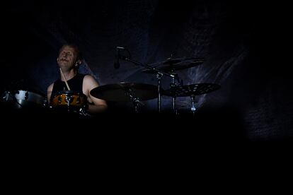 El batería de Muse, Dominic Howard, empleándose a fondo con su instrumento.