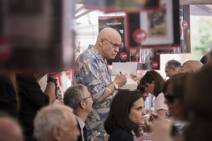 L'escriptor James Ellroy va firmar una vintena d'exemplars.