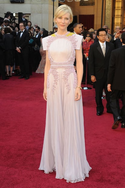 Original y perfecta. Así lucía Cate Blanchett con este diseño de alta costura de Givenchy en los Oscar 2011.