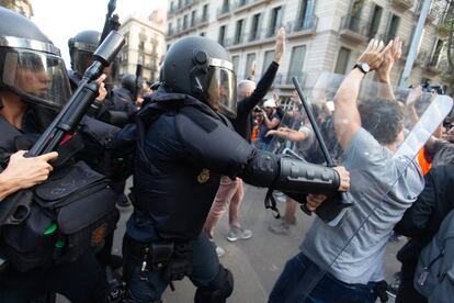 Agentes de la Policía Nacional cargan contra un grupo de manifestantes en la plaza de Urquinaona de Barcelona, este sábado.