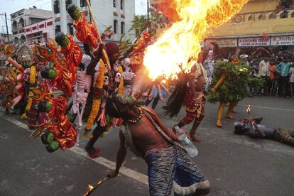 Un artista indio vierte fuego por la boca durante una procesión con motivo de la festividad 'Bonalu', celebrada en Hyderabad (India).