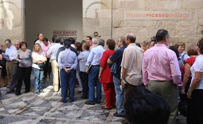 Colas para entrar en el Museo Picasso M&aacute;laga en el quinto aniversario del centro.