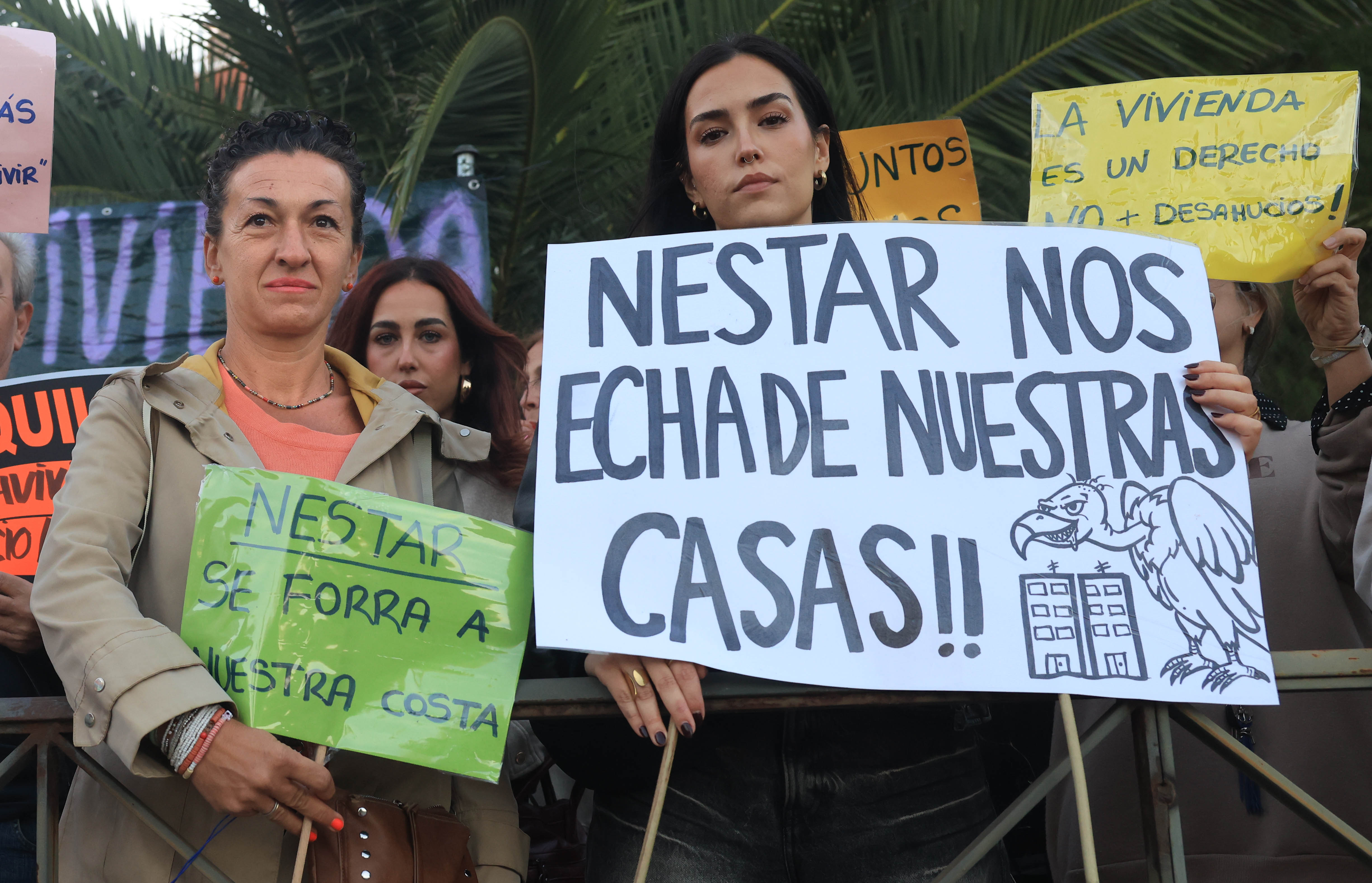 Fátima (izquierda), con vecinos que le apoyan en su urbanización.