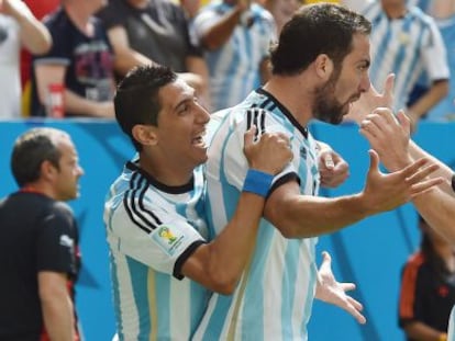 Di María, Higuaín e Messi comemoram a classificação.