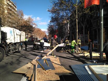Desperfectos en la Fira de Sant Tomas por el viento en Barcelona, el 27 de diciembre.