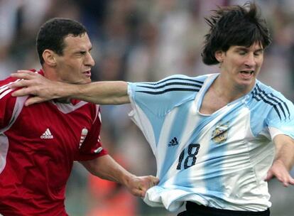 El 17 de agosto del año 2005 debuta con la selección argentina de la mano de José Pekerman en un partido amistoso contra Hungría. Salta al campo en el minuto 67 y a los 30 segundos, el árbitro Markus Merk le expulsa después de dar un codazo al defensa húngaro Vanczák.