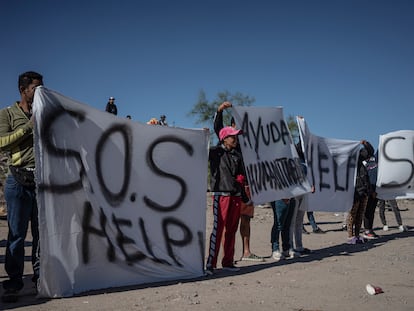 Migrantes venezolanos protestan frente a la Patrulla Fronteriza en Ciudad Juárez (México), el 21 de octubre.