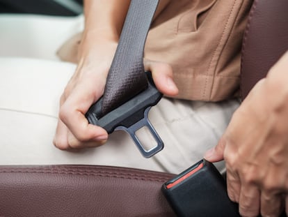 Artículo de EL PAÍS Escaparate que describe el espray lubricante para el deslizante del cinturón de seguridad