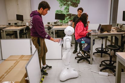 Universitarios con su robot humanoide 'Nova', programado en la Universidad de los Andes en Bogotá, Colombia.