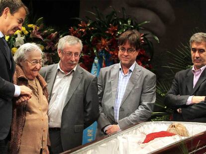 El presidente del Gobierno, José Luis Rodríguez Zapatero, consuela a la viuda de Marcelino Camacho en presencia de dirigentes de CC OO.