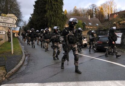 Miembros del GIPN y RAID, las fuerzas especiales de la polica francesa, caminan en Corcy, donde llevan a cabo registros.