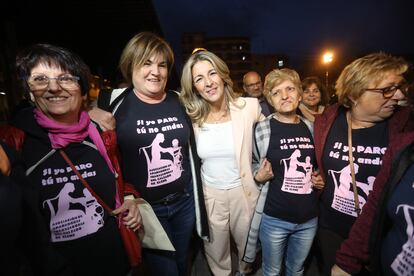 La vicepresidenta segunda del Gobierno y ministra de Trabajo, Yolanda Díaz, se reúne con el colectivo de aparadoras en el barrio de Carrús, en Elche (Alicante).