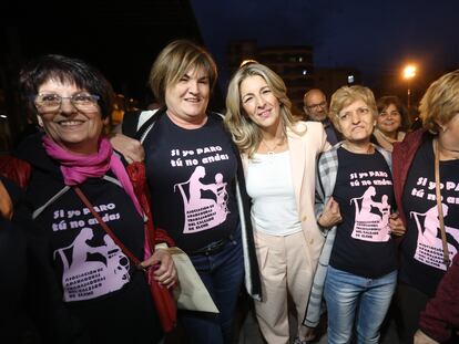 La vicepresidenta segunda del Gobierno y ministra de Trabajo, Yolanda Díaz, se reúne con el colectivo de aparadoras en el barrio de Carrús, en Elche (Alicante).