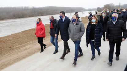 El presidente del Gobierno, Pedro Sánchez (tercero por la izquierda), durante su visita a la localidad zaragozana de Pradilla de Ebro.