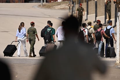 Durante el curso, la princesa de Asturias se alojará como el resto de su promoción en camaretas compartidas con otras alumnas. Tras su jura de bandera, que tendrá lugar el 7 de octubre en el patio de armas de la Academia General Militar, se integrará en segundo curso. En la imagen, la princesa Leonor lleva su maleta tras ingresar en la academia.