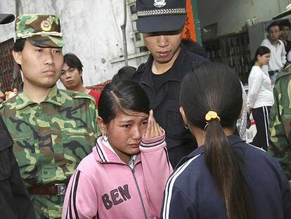 Una de las niñas esclavas llora tras ser rescatada de la fábrica.
