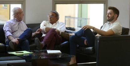 Ántonio Montiel (Podem), Manolo Mata (PSPV) y Fran Ferri (Compromís), portavoces de sus respectivos grupos, en un receso del pleno.