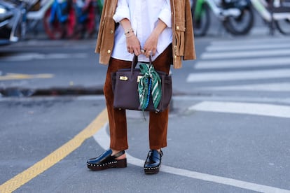 Una de las invitadas al desfile de Hermès en la semana de la moda de París, en marzo.