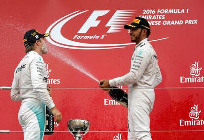 Hamilton le tira champ&aacute;n en la cara a Rosberg tras el Gran Premio de Jap&oacute;n.
