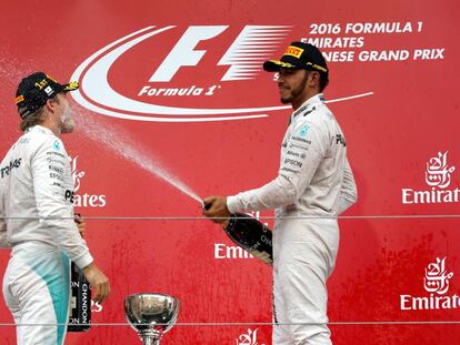 Hamilton le tira champ&aacute;n en la cara a Rosberg tras el Gran Premio de Jap&oacute;n.