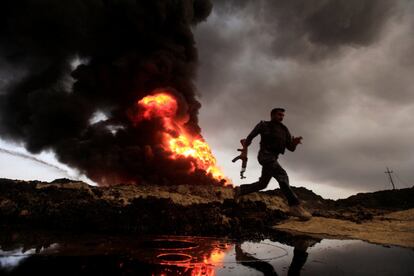 Llamas y humo se elevan de los pozos de petróleo incendiados por los militantes del ISIS antes de su huida de la región productora de petróleo de Qayyara (Irak).