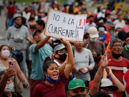 Centenas de pessoas participam de manifestação contra a quarentena, em Lima, em janeiro.