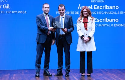 Ángel (centro) y Javier Escribano, presidente y director general de Escribano M&E respectivamente, junto a Pilar Gil, vicepresidenta de Prisa.