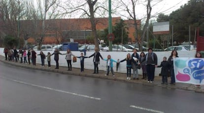 Abrazo simbólico al colegio Jaume I de Catarroja.