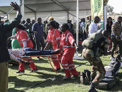 Efectivos de emergencias trasladan a un herido durante un mitin del presidente Emmerson Mnangagwa, este sábado en Zimbabue. 