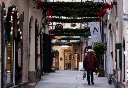 Una persona camina por una calle de Salzburgo. Las medidas regirán previsiblemente durante 20 días, hasta el 12 de diciembre, aunque deberán ser prolongadas mediante decreto a final de mes.