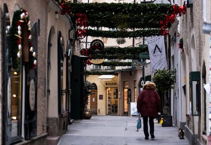 Una persona camina por una calle de Salzburgo. Las medidas regirán previsiblemente durante 20 días, hasta el 12 de diciembre, aunque deberán ser prolongadas mediante decreto a final de mes.