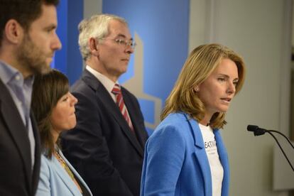 Arantza Quiroga, presidenta del PP vasco, comparece en el Parlamento acompañada por Borja Sémper, Nerea Llanos y Antón Damborenea.