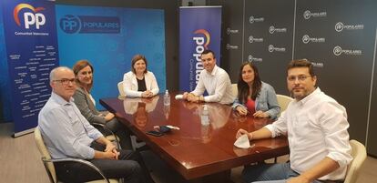 La líder regional del partido, Isabel Bonig, al fondo, con Vicente Mompó, y otros cargos del partido.