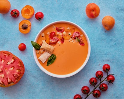 Sopa de tomate, albaricoque, queso curado y albahaca.