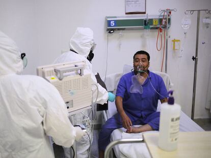 Personal sanitario asiste a un paciente con respirador en el hospital Campo Militar en Ciudad de México el pasado martes.