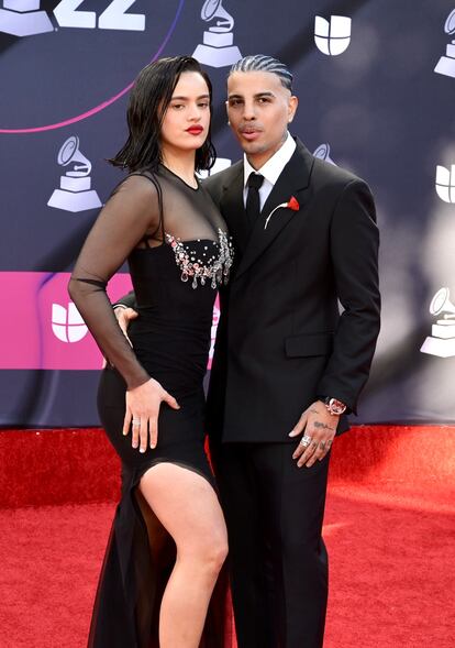 Para acudir a la ceremonia de los Grammy Latinos, la pareja se conjuntó y apostó por un look clásico y pulido de alfombra roja. Rosalía, con vestido ajustado de Miu Miu. Rauw con un clásico traje, que combinó con clavel en la solapa. Una imagen para la posteridad con looks perfectamente ensamblados.