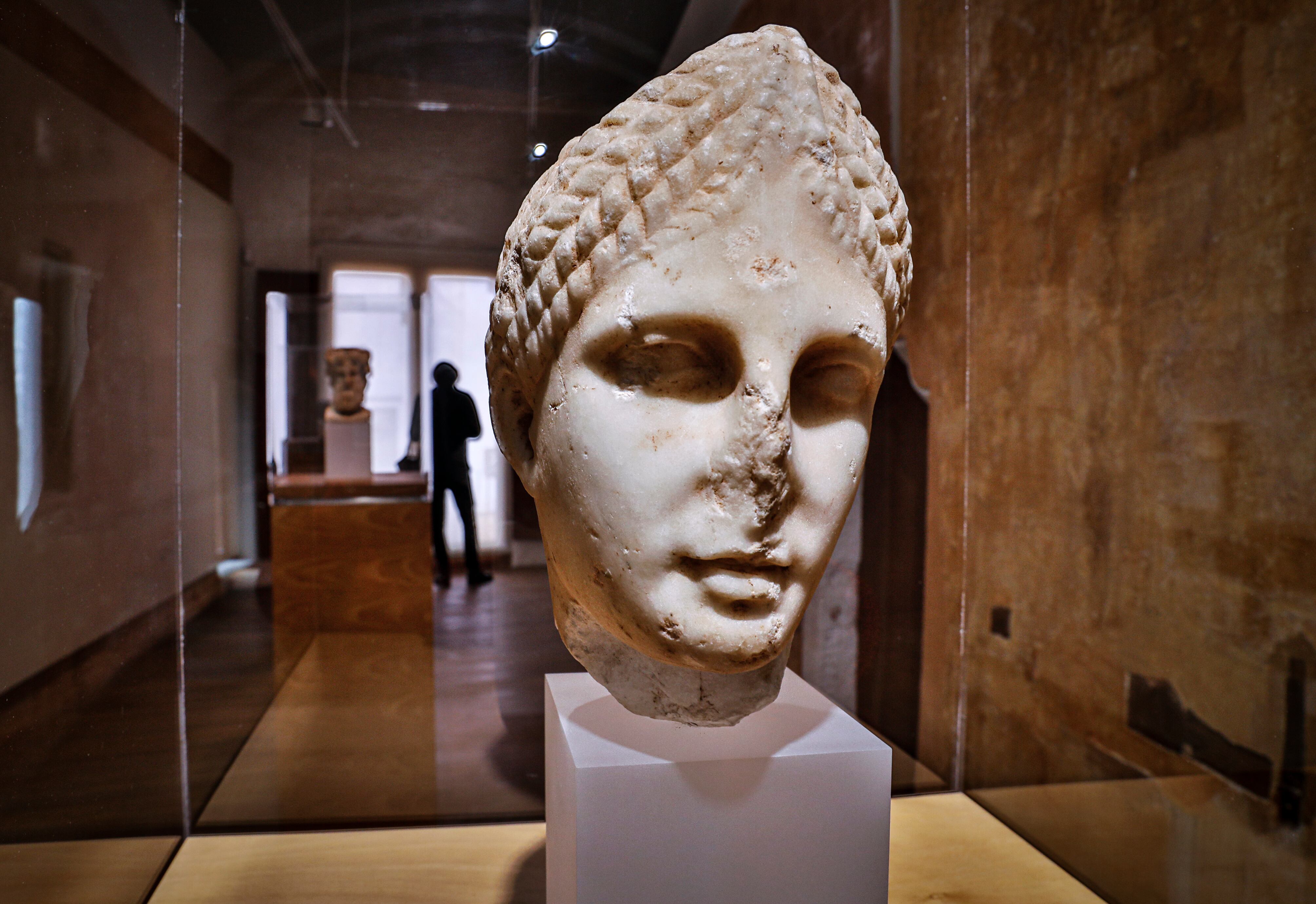 Una escultura romana de Diana aparecida en el castillo que se exhibe en el Museo Arqueológico de Sagunto.