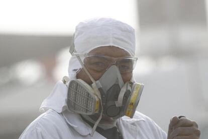 Un hombre porta una mascara para protegerse de las cenizas tras la erupción del volcán Popocatépetl, en el estado de Puebla (México)