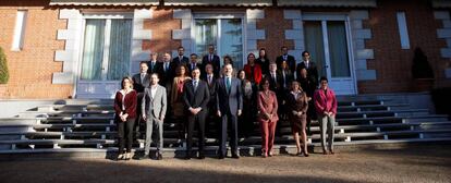 El rey Felipe VI (c) junto con el presidente del Gobierno, Pedro Sánchez (3i) y sus ministros posan para la foto de familia del Consejo de Ministros celebrado en el Palacio de la Zarzuela presidido por el rey este martes.