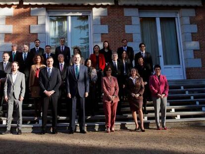 El rey Felipe VI (c) junto con el presidente del Gobierno, Pedro Sánchez (3i) y sus ministros posan para la foto de familia del Consejo de Ministros celebrado en el Palacio de la Zarzuela presidido por el rey este martes.