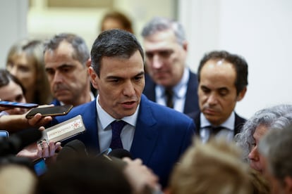 El presidente del Gobierno, Pedro Sánchez, habla con los periodistas tras el pleno del Congreso del día 10.