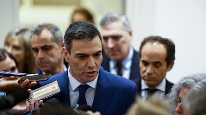 El presidente del Gobierno, Pedro Sánchez, habla con los periodistas tras el pleno del Congreso del día 10.