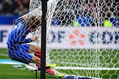 El jugador francés, Antoine Griezmann, cae dentro de la portería.