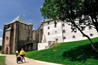 Cada año, miles de peregrinos con sus mochilas cruzan el umbral de la iglesia que se alza en el corazón del conjunto monumental de turismo.navarra.es