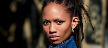 Adesuwa Aighewi lleva chaleco vaquero y vestido de ‘tweed’ y piel con lentejuelas, todo
de LOUIS VUITTON, pendientes
de CARTIER y pendiente monoclip
My Twin de MESSIKA.