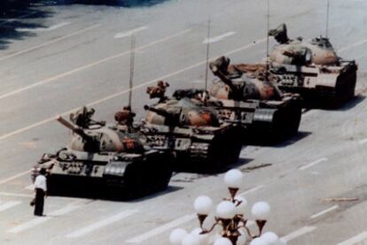 Un manifestante se enfrenta a una columna de tanques en la plaza de Tiananmen, en junio de 1989
