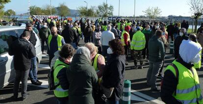 Trabajadores de la fábrica de SEG Automotive en Treto (Cantabria) en huelga por el proceso de reestructuración de la factoría.