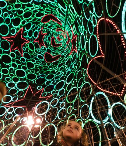 Este año el Ayuntamiento de la capital ha instalado solo un árbol de Navidad, el de la Puerta del Sol, de 51 metros de altura y diseñado por Ágatha Ruiz de la Prada.