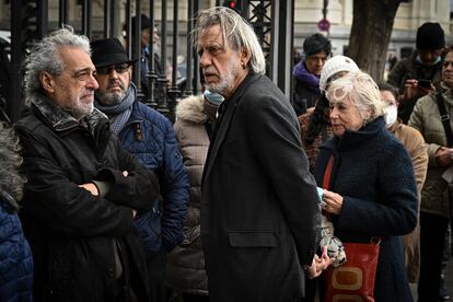 El cantautor español Luis Pastor (centro) a su llegada a la Casa de América, en Madrid.